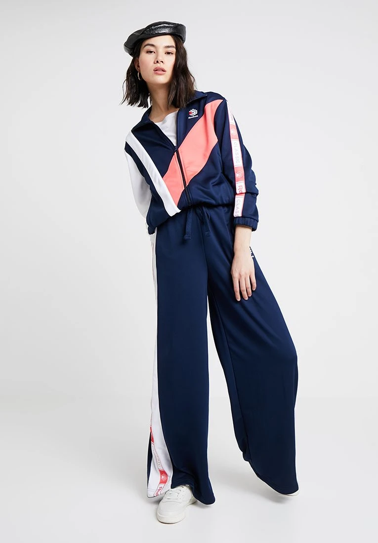 Reebok Classic Giacca SportivaCollegiate Navy Donna Giacche E Blazer RE021G00F-K11 2 Reebok Classic Giacca SportivaCollegiate Navy Donna Giacche E Blazer RE021G00F-K11 - immagine 2