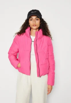 ONLY Onldolly Short Puffer JacketGiacca InvernaleFuchsia Purple Donna Giacche E Blazer ON321U0HW-J13 11 ONLY Onldolly Short Puffer JacketGiacca InvernaleFuchsia Purple Donna Giacche E Blazer ON321U0HW-J13 -Ulla Popken Negozio 15cb737d67c64124a1cecf2f7966e375 scaled