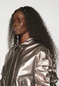 Mina Metallic Giacca Di PelleGun Metal Donna Giacche E Blazer STX21G00F-D11 -Ulla Popken Negozio 18beab911371459483e5639657bbca8e scaled