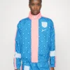 Nike Performance England Essential JacketSquadra NazionaleCoast/Gym Blue/Pink Gaze/Celestine Blue Donna Giacche E Blazer N1241F0CR-K11