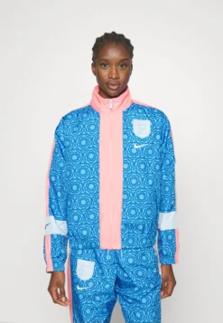 Nike Performance England Essential JacketSquadra NazionaleCoast/Gym Blue/Pink Gaze/Celestine Blue Donna Giacche E Blazer N1241F0CR-K11