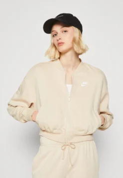 Nike Sportswear Club- Giubbotto Bomber - Sanddrift/White -Ulla Popken Negozio 3eb78b65fa3a404b9e2327b440b060e7 scaled