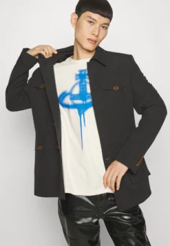 Vivienne Westwood Sang Jacket UnisexGiacca LeggeraBlack Donna Giacche E Blazer VW9210024-Q11 -Ulla Popken Negozio 3fd1388583b74563917ace1c5b2f0c77 scaled