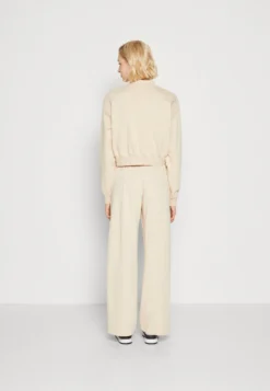 Nike Sportswear Club- Giubbotto Bomber - Sanddrift/White -Ulla Popken Negozio 49af962eff4545b3b92529963422fa87 scaled