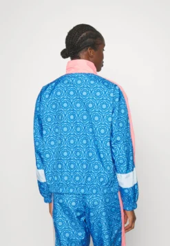 Nike Performance England Essential JacketSquadra NazionaleCoast/Gym Blue/Pink Gaze/Celestine Blue Donna Giacche E Blazer N1241F0CR-K11 -Ulla Popken Negozio 4fd5ccc4f1ff4ec78f67101a0a7ab34c scaled