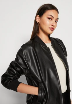 ONLY OnltessaGiacca In SimilpelleBlack Donna Giacche E Blazer ON321G1QV-Q11 -Ulla Popken Negozio 675d7957fc724a0e94435f42a2c9fac2 scaled