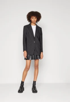 Boss JakuaBlazerBlack Donna Giacche E Blazer BB121G09G-Q11 -Ulla Popken Negozio 6b397977f7874a0eb80da6d91bbfeb9c scaled