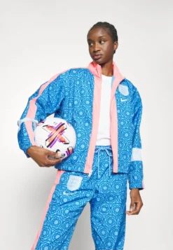 Nike Performance England Essential JacketSquadra NazionaleCoast/Gym Blue/Pink Gaze/Celestine Blue Donna Giacche E Blazer N1241F0CR-K11 -Ulla Popken Negozio 6c96edd81ef14365bc666a03bbc1d27b scaled
