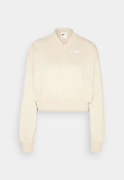 Nike Sportswear Club- Giubbotto Bomber - Sanddrift/White -Ulla Popken Negozio 86be5645e8984911926210a77b171a8a scaled