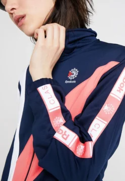 Reebok Classic Giacca SportivaCollegiate Navy Donna Giacche E Blazer RE021G00F-K11 9 Reebok Classic Giacca SportivaCollegiate Navy Donna Giacche E Blazer RE021G00F-K11 -Ulla Popken Negozio bf3fe2e7e35a48139f4337796cbc2da9