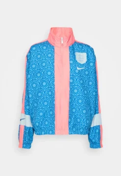 Nike Performance England Essential JacketSquadra NazionaleCoast/Gym Blue/Pink Gaze/Celestine Blue Donna Giacche E Blazer N1241F0CR-K11 -Ulla Popken Negozio c43f2c1a75cf48999cda89b9a9f0b96f scaled
