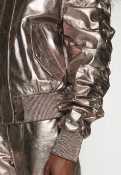 Mina Metallic Giacca Di PelleGun Metal Donna Giacche E Blazer STX21G00F-D11 -Ulla Popken Negozio c6865742e60b4a3f87dc5f9a838055ba scaled