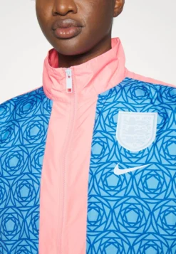 Nike Performance England Essential JacketSquadra NazionaleCoast/Gym Blue/Pink Gaze/Celestine Blue Donna Giacche E Blazer N1241F0CR-K11 -Ulla Popken Negozio d75d6e475d2441cc978f9064f4e04884 scaled