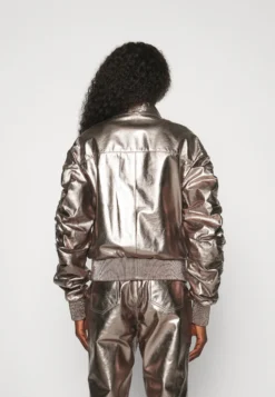 Mina Metallic Giacca Di PelleGun Metal Donna Giacche E Blazer STX21G00F-D11 -Ulla Popken Negozio e92bca97b61d42fda5b94e9465e5d918 scaled