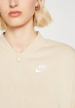 Nike Sportswear Club- Giubbotto Bomber - Sanddrift/White -Ulla Popken Negozio ed562e36b6314158aaaa43bcfdccc2b8 scaled