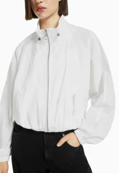 BERSHKA Cropped Ripstop Textured - Giacca Leggera - Off White -Ulla Popken Negozio f590238485124980a14bb710b4d14e57 scaled